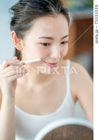 20代女性うぶ毛剃り 20代女性うぶ毛剃り 75031039