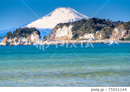 《神奈川県》湘南の海・江ノ島と富士山をのぞむ 75031144