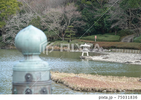 日本庭園南楽園の上池と石燈籠 日本庭園南楽園の上池と石燈籠 75031836