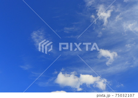 青空と雲と月 青空と雲と月 75032107