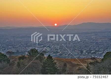【若草山より奈良市内を一望 (夕日)】 奈良県奈良市芝辻町 【若草山より奈良市内を一望 (夕日)】 奈良県奈良市芝辻町 75032467