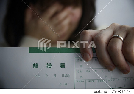 離婚届と女性 離婚届と女性 75033478
