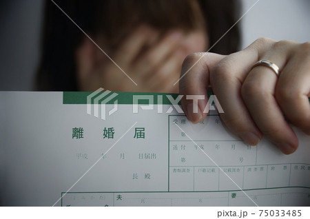 離婚届と女性 離婚届と女性 75033485