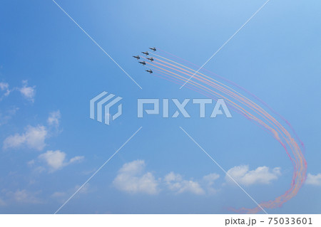 中国空軍J-10八一飛行表演隊デルタ隊形カラースモーク 75033601