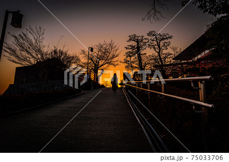 夕焼けの小道とシルエット 宝塚梅林への道 1月15日 日本の写真素材