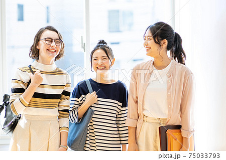 大学  女子大生  キャンパス　撮影協力：中央工学校附属日本語学校 75033793