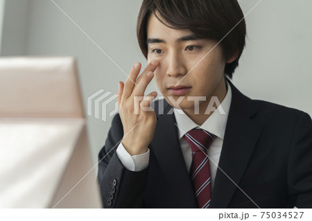 BBクリームを塗るスーツ姿の若い男性　メンズメイク　イメージ 75034527