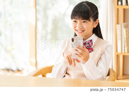 スマホ 中学生 制服 75034747