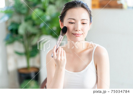 20代女性の化粧 75034784