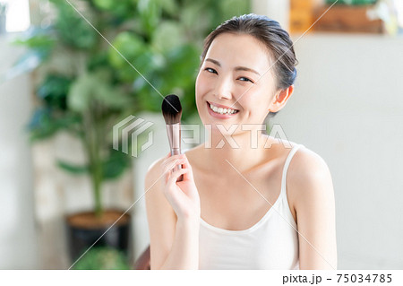 20代女性の化粧 75034785
