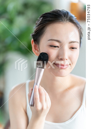 20代女性の化粧 75034793