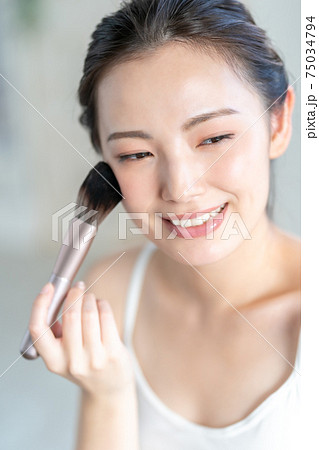 20代女性の化粧 75034794