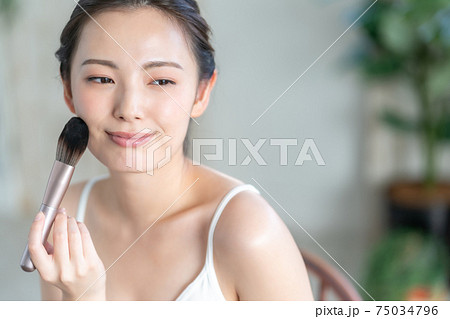 20代女性の化粧 20代女性の化粧 75034796