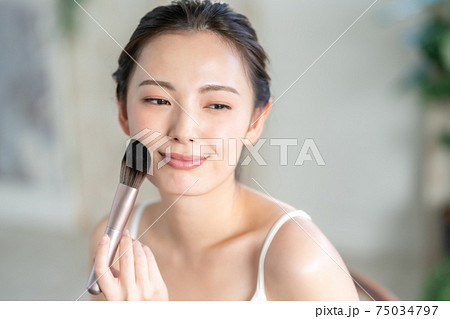 20代女性の化粧 75034797