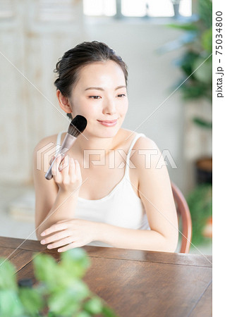 20代女性の化粧 75034800