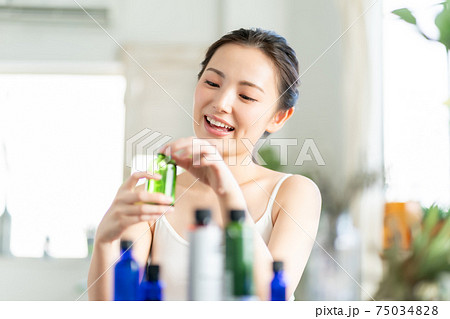 20代女性の基礎化粧品選び 75034828