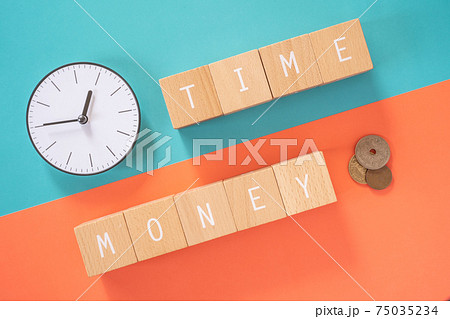 時は金なり（タイムイズマネー）｜「TIME」「MONEY」と書かれた積み木ブロックと時計とコイン 75035234