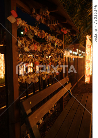 京都嵐山・嵐電嵐山駅の夜のベンチ 京都嵐山・嵐電嵐山駅の夜のベンチ 75035346