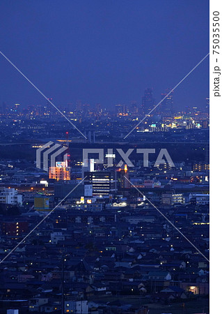 金華山ドライブウェイから見る名古屋駅前の高層ビルの夜景 75035500