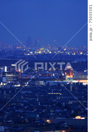 金華山ドライブウェイから見る名古屋駅前の高層ビルの夜景 金華山ドライブウェイから見る名古屋駅前の高層ビルの夜景 75035501