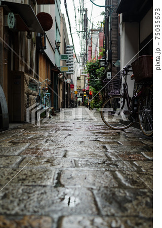 大阪難波・雨の法善寺横丁 大阪難波・雨の法善寺横丁 75035673
