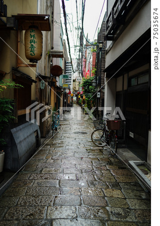 大阪難波・雨の法善寺横丁 大阪難波・雨の法善寺横丁 75035674