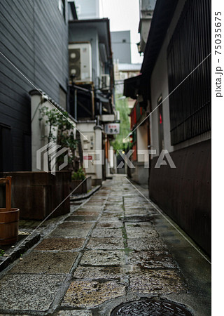 大阪難波・雨の法善寺横丁 大阪難波・雨の法善寺横丁 75035675