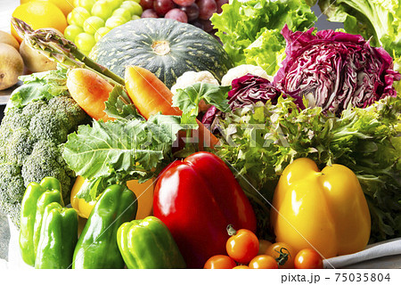 新鮮で美味しい野菜の集合 75035804