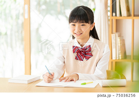 家で勉強する中学生の女の子の写真素材