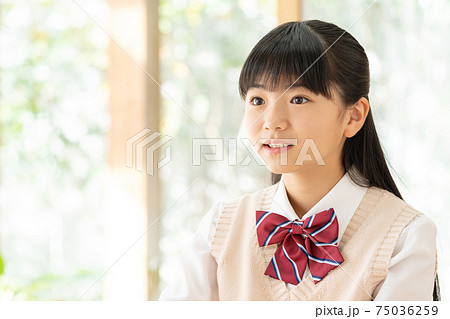 家で勉強する中学生の女の子 75036259