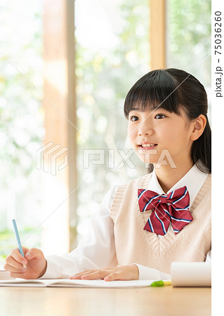家で勉強する中学生の女の子 75036260