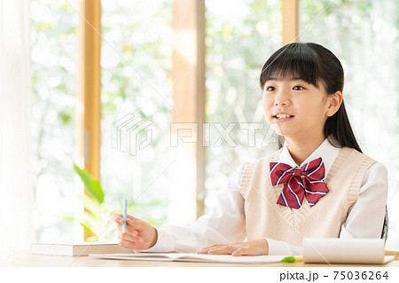 家で勉強する中学生の女の子の写真素材