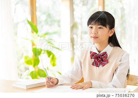 家で勉強する中学生の女の子の写真素材