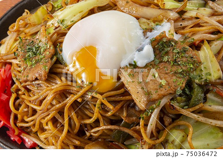 美味しい焼きそばとタマゴ 75036472