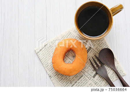 コーヒー　ドーナツ　白木テーブル 75036664