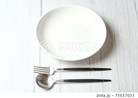 白皿　白テーブル　スプーン　フォーク 75037035