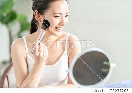 20代女性の化粧 20代女性の化粧 75037208