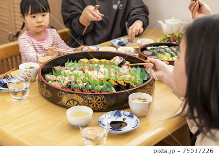 自宅で出前寿司を食べる家族 75037226