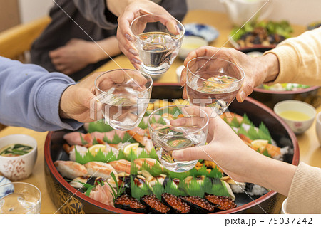 家族で乾杯 75037242