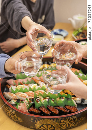 家族で乾杯 75037243