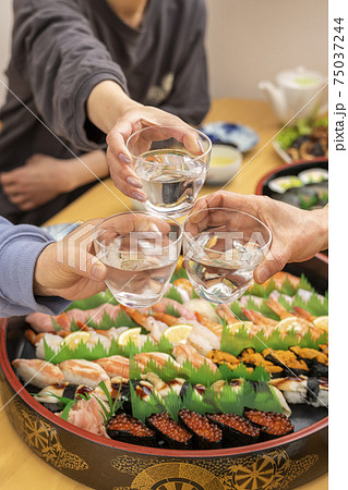 家族で乾杯 家族で乾杯 75037244