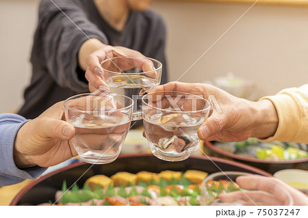家族で乾杯 75037247