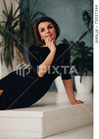 Portait of cheerful caucasian lady smiles, picture 75037344