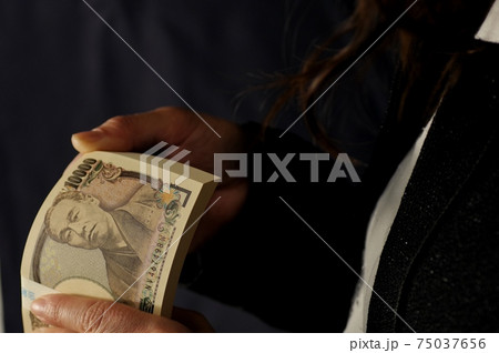 札束を持つ女性の手 札束を持つ女性の手 75037656