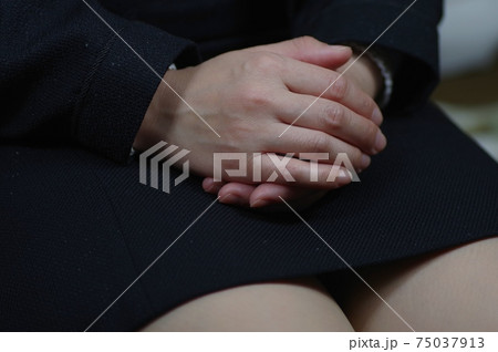 スカートの上で手を組む女性 スカートの上で手を組む女性 75037913