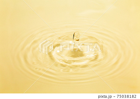 水面に落ちる水滴 75038182