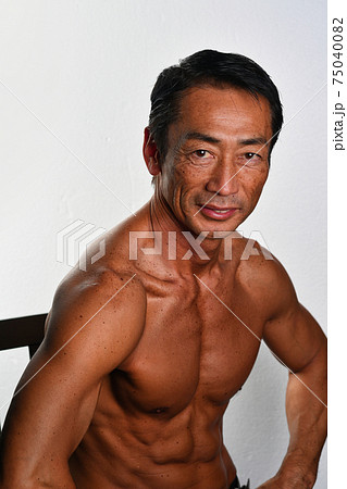 日本人のビジネスマン　筋肉質の上半身裸の中年男性　戦う男のイメージ　 75040082