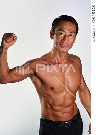 日本人のビジネスマン　筋肉質の上半身裸の中年男性　戦う男のイメージ　 75040110