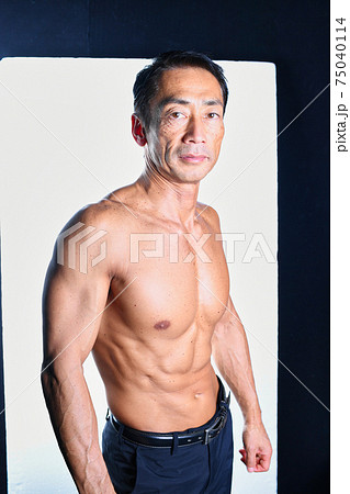 日本人のビジネスマン 筋肉質の上半身裸の中年男性 戦う男のイメージ の写真素材
