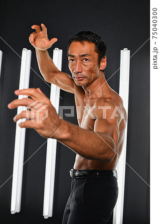 日本人のビジネスマン　筋肉質の上半身裸の中年男性　戦う男のイメージ　 75040300